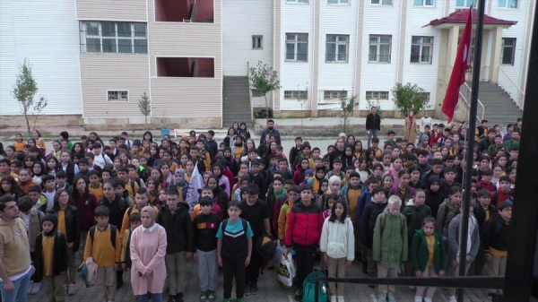 Okullarda Gazze'deki saldırılarda ölen çocuklar için saygı duruşunda bulunuldu