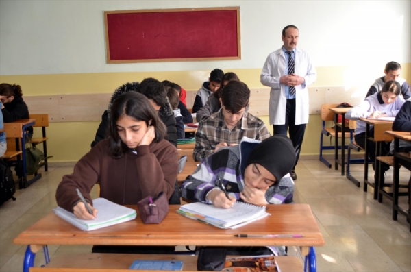 Ortaokul ve liselerde 'Türk sosyal hayatında aile' dersi müfredatı hazır: Neler öğretilecek?