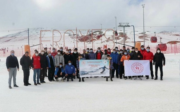 Roman gençler Erciyes'te kayak eğitimi aldı