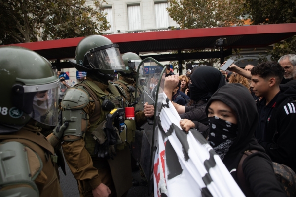 Şili'de öğrenciler tartışmalı güvenlik yasasını protesto etti