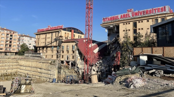 Tedbir amaçlı boşaltılan 3 katlı Arel Üniversitesi'nin binası çöktü