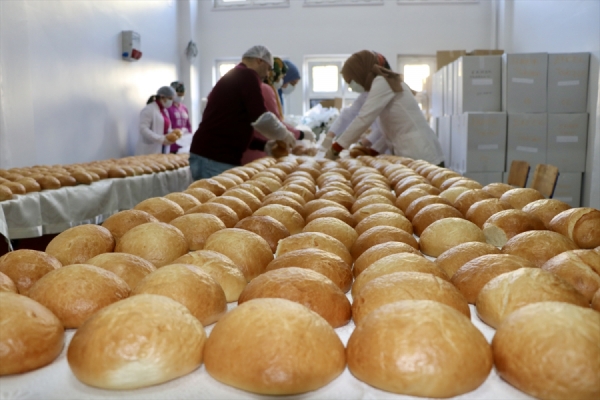 Trabzon'da okulda üretilen günlük 15 bin ekmek deprem bölgesine gönderiliyor