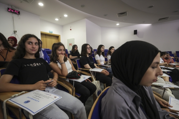 60 kız öğrenciye bilim insanı olmanın kapılarını açtılar