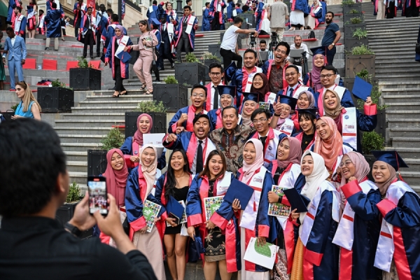 'Türkiye Bursları'ndan yararlananlar mezun oldu