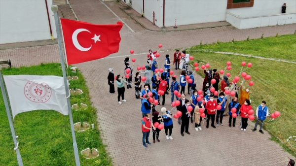 Üniversite öğrencileri gökyüzüne 102 Türk bayraklı balon bıraktı