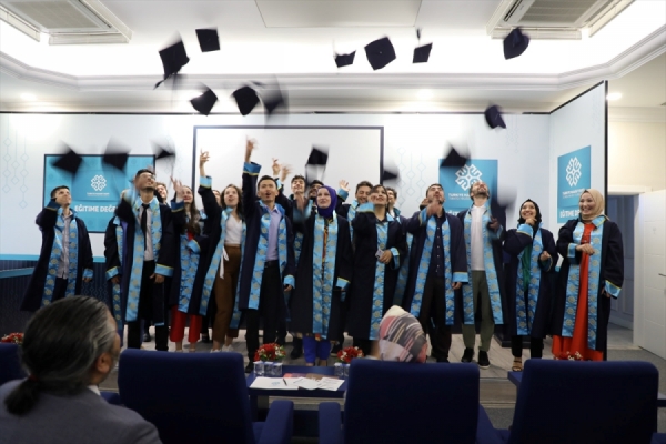 Üniversiteyi Türkiye'de okuyan Maarif Vakfı öğrencileri mezun oldu
